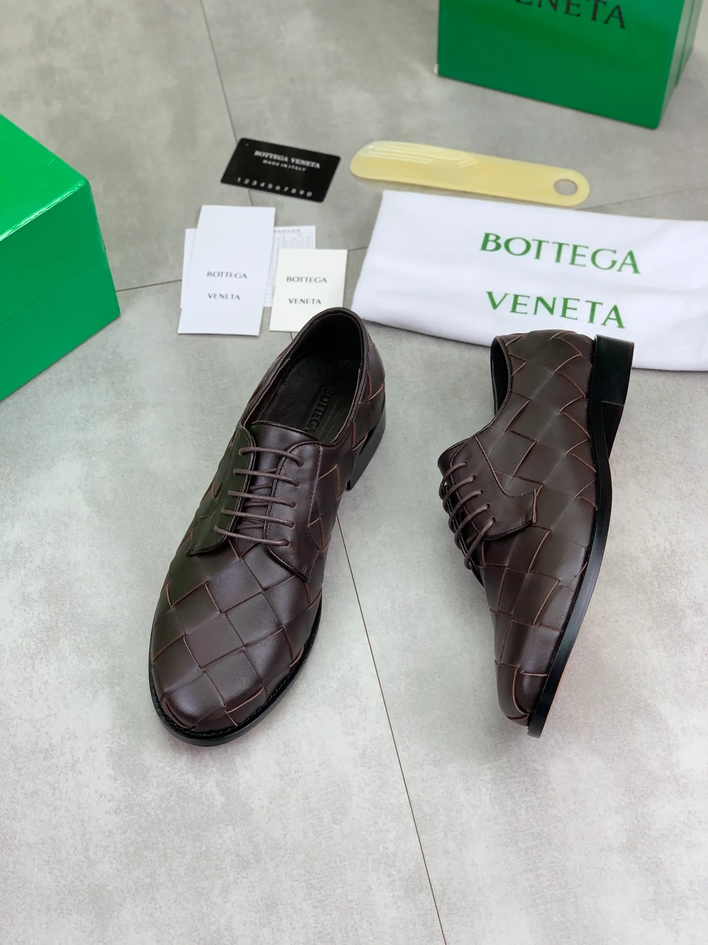 Factory price P860💰Top quality (genuine leather outsole series)💎💎💎 BOTTEGA VENETA official website synchronizes the latest model, top version of the highest version of BV business leather shoes in the market, accept material comparison, shoe type comparison, process comparison, practical and textured, versatile and suitable for any occasion, the more you look at it, the more flavorful it becomes. Pure hand-woven craftsmanship - upper material, imported original hand-woven calfskin - high-quality water-dyed cowhide inside - original private model customized handmade leather outsole -Size: female 35-39 (34 40 customized) male 39-44 (38 45 customized) Comes with original BV green box, complete packaging.